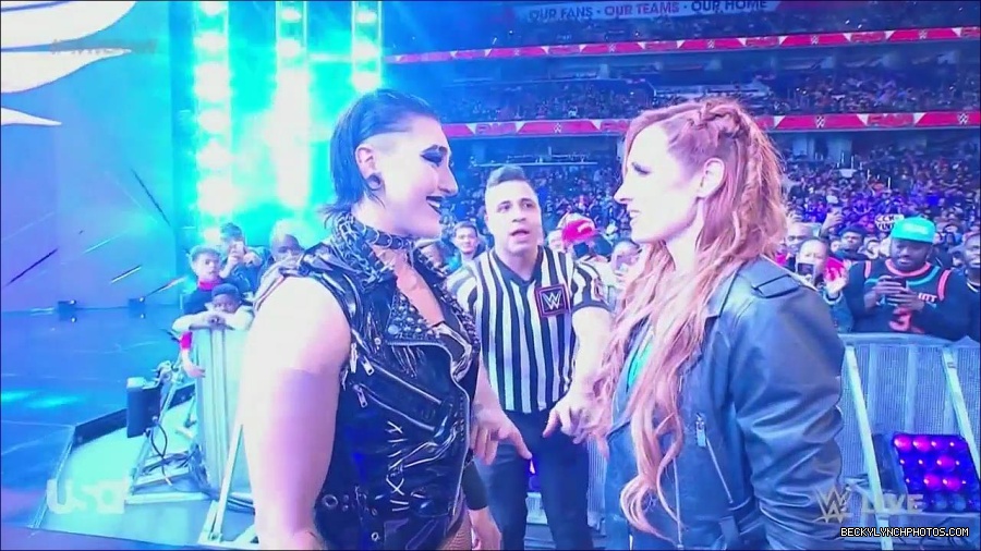 WWE_Monday_Night_Raw_2022_12_05_720p_HDTV_x264-NWCHD_mp4_002037831.jpg