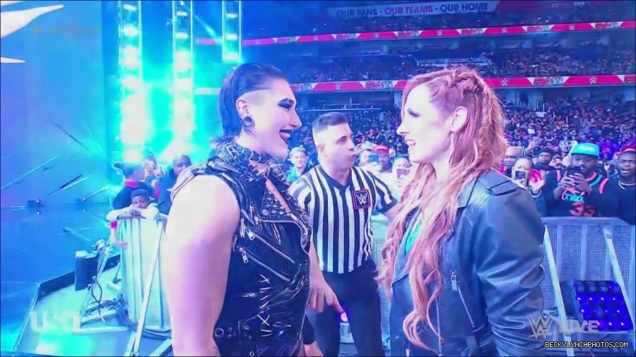 WWE_Monday_Night_Raw_2022_12_05_720p_HDTV_x264-NWCHD_mp4_002039433.jpg