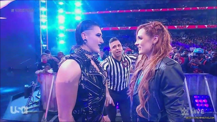 WWE_Monday_Night_Raw_2022_12_05_720p_HDTV_x264-NWCHD_mp4_002040634.jpg
