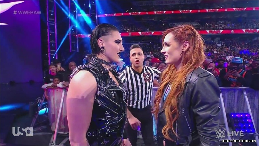WWE_Monday_Night_Raw_2022_12_05_720p_HDTV_x264-NWCHD_mp4_002041034.jpg