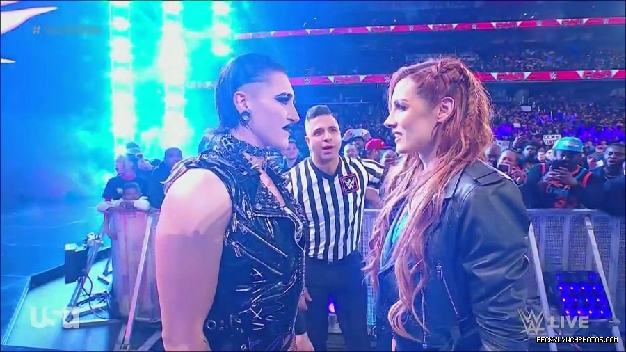 WWE_Monday_Night_Raw_2022_12_05_720p_HDTV_x264-NWCHD_mp4_002041435.jpg