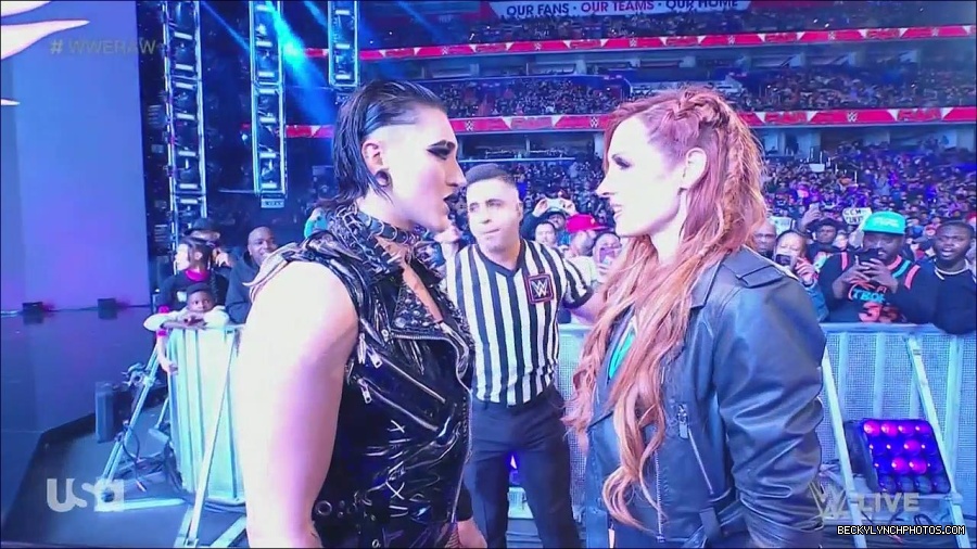 WWE_Monday_Night_Raw_2022_12_05_720p_HDTV_x264-NWCHD_mp4_002041835.jpg