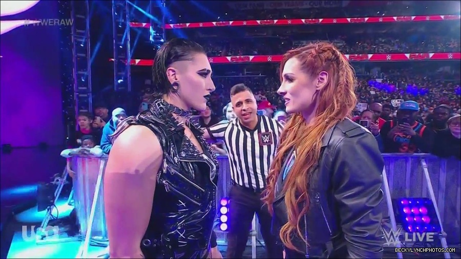 WWE_Monday_Night_Raw_2022_12_05_720p_HDTV_x264-NWCHD_mp4_002042636.jpg
