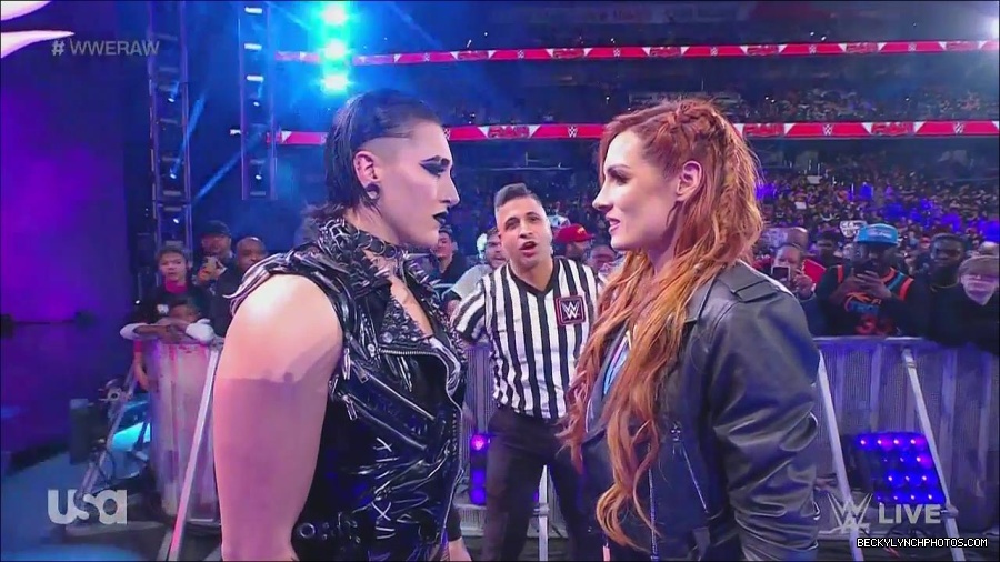 WWE_Monday_Night_Raw_2022_12_05_720p_HDTV_x264-NWCHD_mp4_002043036.jpg