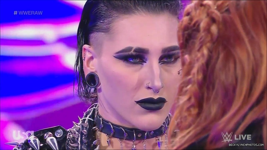 WWE_Monday_Night_Raw_2022_12_05_720p_HDTV_x264-NWCHD_mp4_002044237.jpg