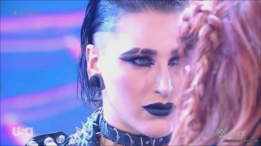WWE_Monday_Night_Raw_2022_12_05_720p_HDTV_x264-NWCHD_mp4_002045439.jpg