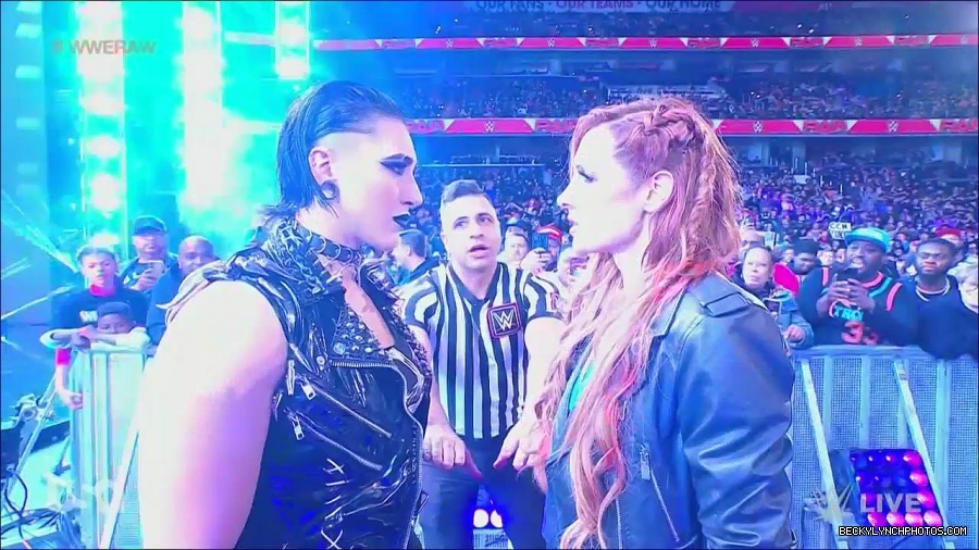WWE_Monday_Night_Raw_2022_12_05_720p_HDTV_x264-NWCHD_mp4_002046239.jpg
