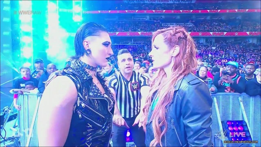 WWE_Monday_Night_Raw_2022_12_05_720p_HDTV_x264-NWCHD_mp4_002046640.jpg