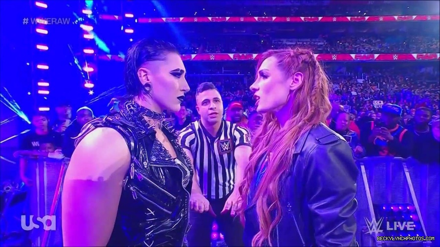WWE_Monday_Night_Raw_2022_12_05_720p_HDTV_x264-NWCHD_mp4_002047040.jpg