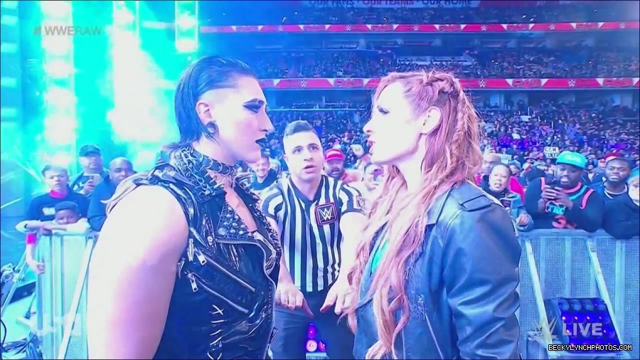 WWE_Monday_Night_Raw_2022_12_05_720p_HDTV_x264-NWCHD_mp4_002047441.jpg
