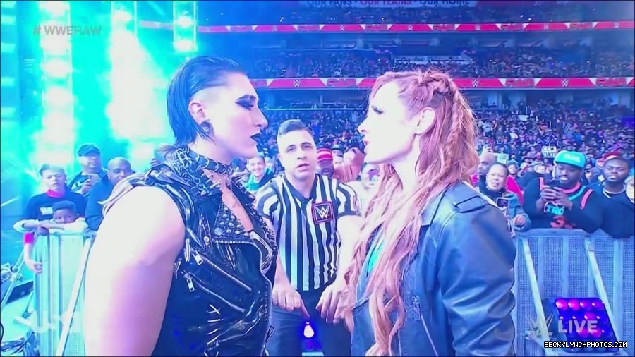 WWE_Monday_Night_Raw_2022_12_05_720p_HDTV_x264-NWCHD_mp4_002047841.jpg