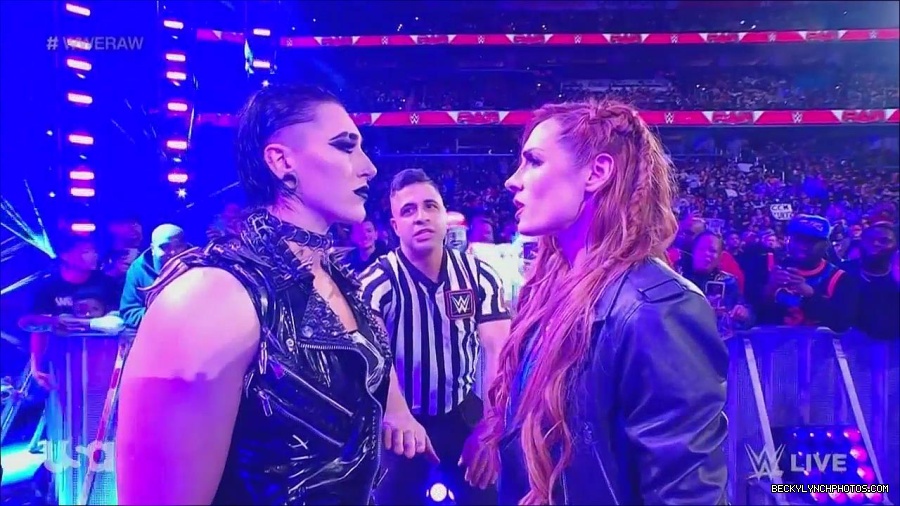 WWE_Monday_Night_Raw_2022_12_05_720p_HDTV_x264-NWCHD_mp4_002048241.jpg