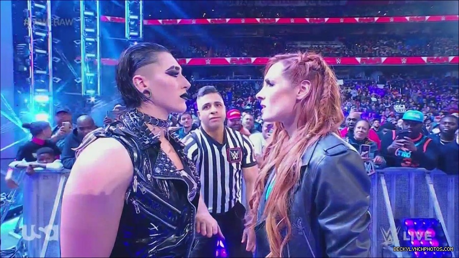 WWE_Monday_Night_Raw_2022_12_05_720p_HDTV_x264-NWCHD_mp4_002048642.jpg