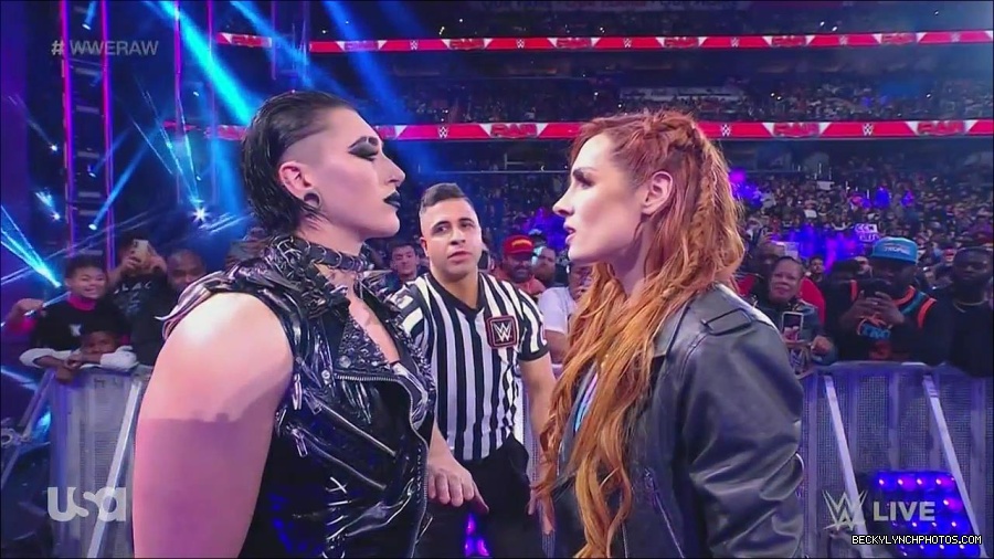 WWE_Monday_Night_Raw_2022_12_05_720p_HDTV_x264-NWCHD_mp4_002049042.jpg