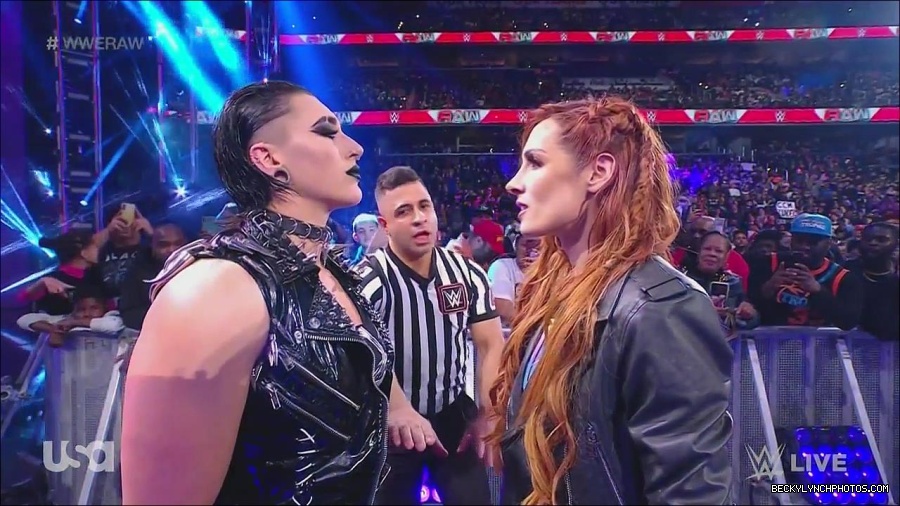 WWE_Monday_Night_Raw_2022_12_05_720p_HDTV_x264-NWCHD_mp4_002049443.jpg