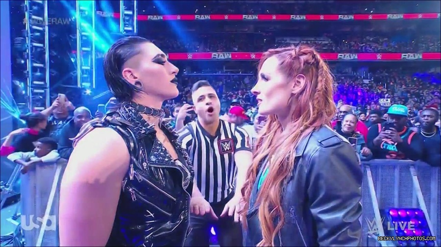WWE_Monday_Night_Raw_2022_12_05_720p_HDTV_x264-NWCHD_mp4_002049843.jpg