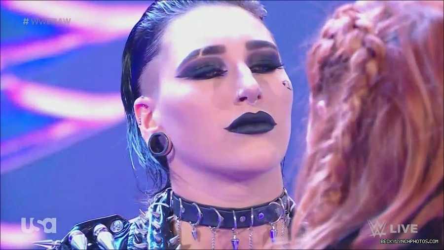 WWE_Monday_Night_Raw_2022_12_05_720p_HDTV_x264-NWCHD_mp4_002050243.jpg