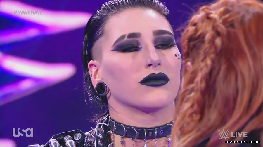 WWE_Monday_Night_Raw_2022_12_05_720p_HDTV_x264-NWCHD_mp4_002050644.jpg