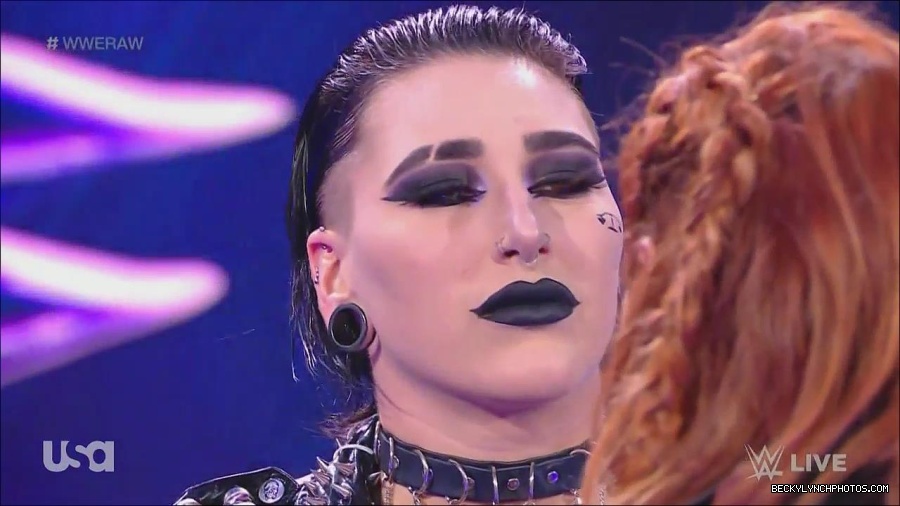 WWE_Monday_Night_Raw_2022_12_05_720p_HDTV_x264-NWCHD_mp4_002051044.jpg