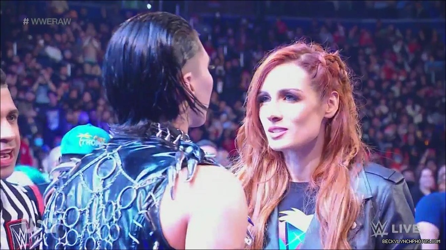 WWE_Monday_Night_Raw_2022_12_05_720p_HDTV_x264-NWCHD_mp4_002051445.jpg
