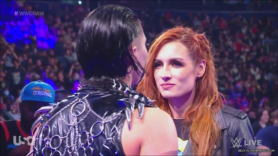 WWE_Monday_Night_Raw_2022_12_05_720p_HDTV_x264-NWCHD_mp4_002052646.jpg