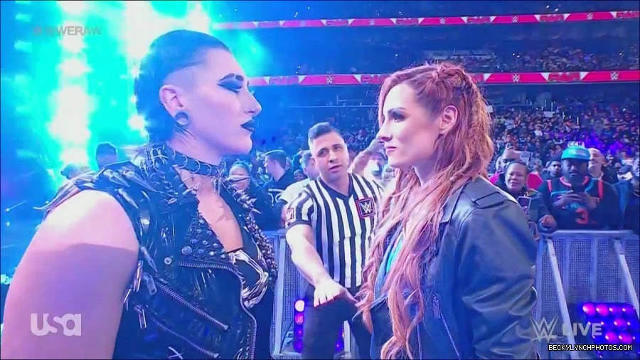 WWE_Monday_Night_Raw_2022_12_05_720p_HDTV_x264-NWCHD_mp4_002053847.jpg
