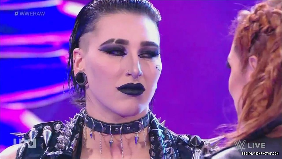 WWE_Monday_Night_Raw_2022_12_05_720p_HDTV_x264-NWCHD_mp4_002054648.jpg