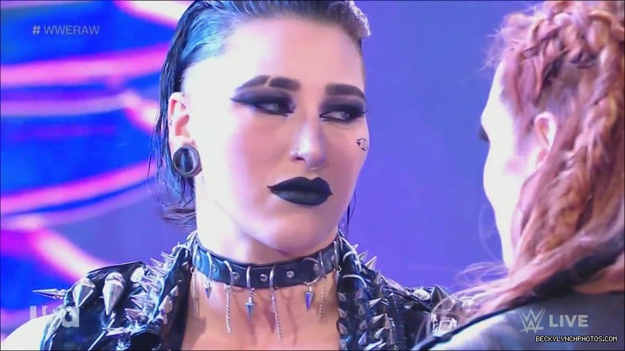 WWE_Monday_Night_Raw_2022_12_05_720p_HDTV_x264-NWCHD_mp4_002055048.jpg