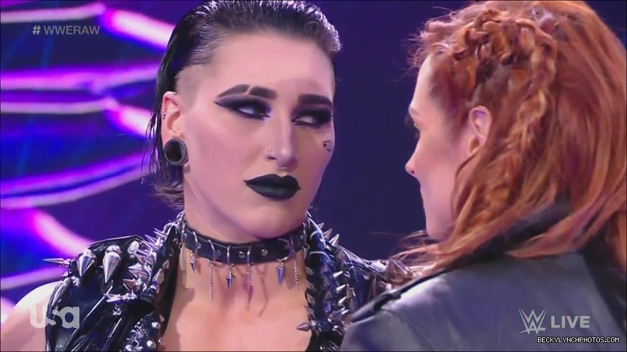 WWE_Monday_Night_Raw_2022_12_05_720p_HDTV_x264-NWCHD_mp4_002055849.jpg