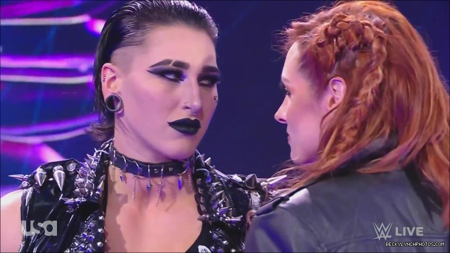WWE_Monday_Night_Raw_2022_12_05_720p_HDTV_x264-NWCHD_mp4_002056249.jpg