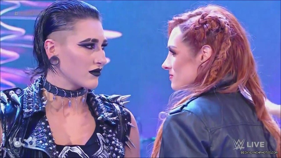 WWE_Monday_Night_Raw_2022_12_05_720p_HDTV_x264-NWCHD_mp4_002057050.jpg