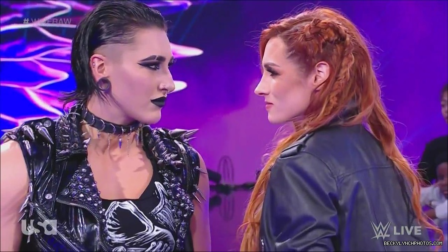 WWE_Monday_Night_Raw_2022_12_05_720p_HDTV_x264-NWCHD_mp4_002057851.jpg