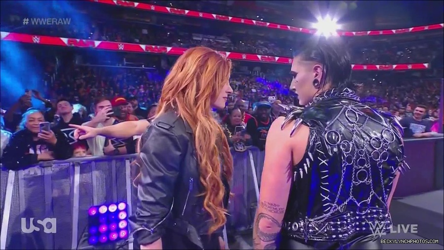 WWE_Monday_Night_Raw_2022_12_05_720p_HDTV_x264-NWCHD_mp4_002061054.jpg