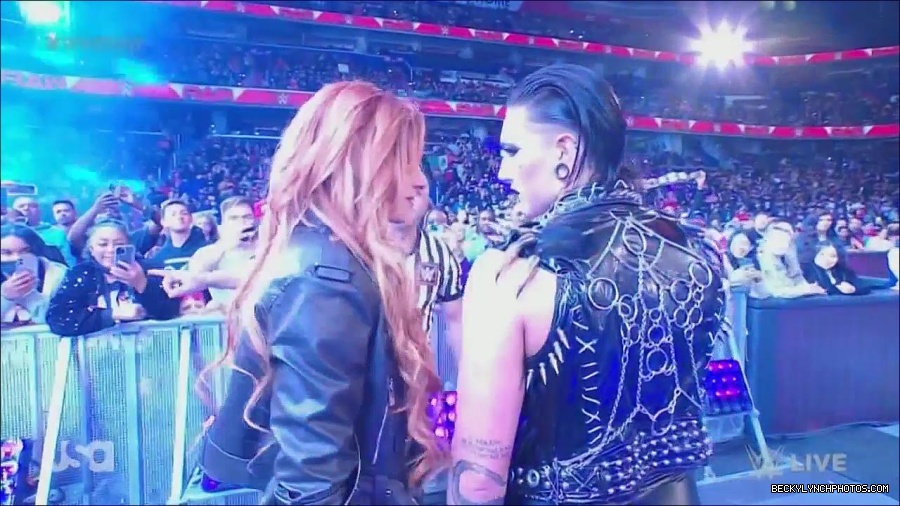 WWE_Monday_Night_Raw_2022_12_05_720p_HDTV_x264-NWCHD_mp4_002061855.jpg