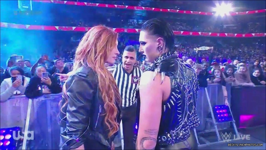 WWE_Monday_Night_Raw_2022_12_05_720p_HDTV_x264-NWCHD_mp4_002062656.jpg