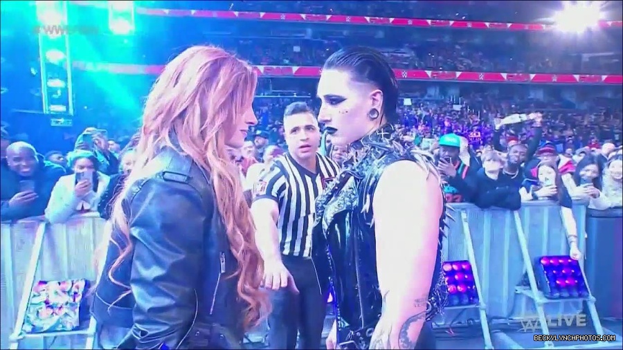 WWE_Monday_Night_Raw_2022_12_05_720p_HDTV_x264-NWCHD_mp4_002063857.jpg