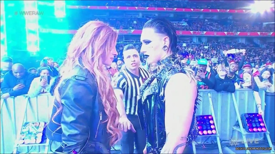 WWE_Monday_Night_Raw_2022_12_05_720p_HDTV_x264-NWCHD_mp4_002064257.jpg