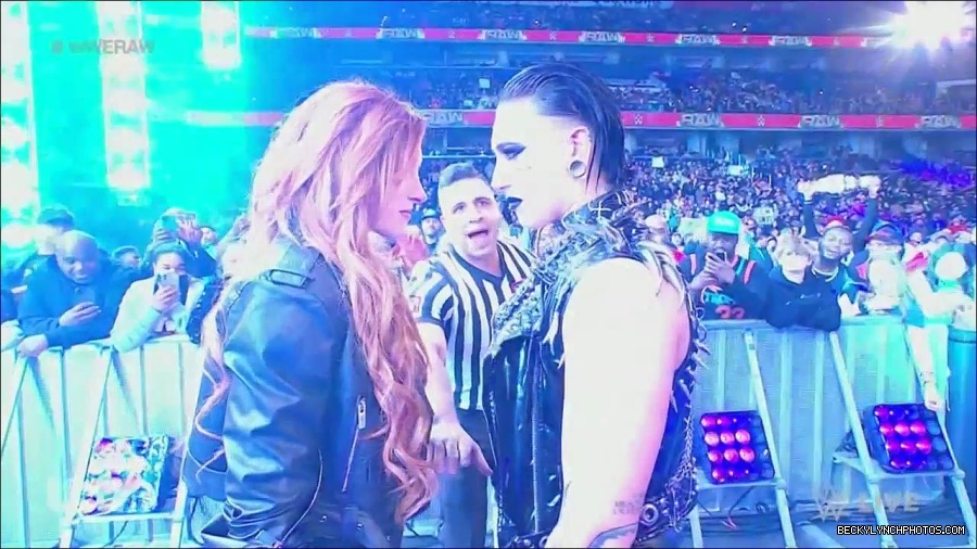 WWE_Monday_Night_Raw_2022_12_05_720p_HDTV_x264-NWCHD_mp4_002064658.jpg