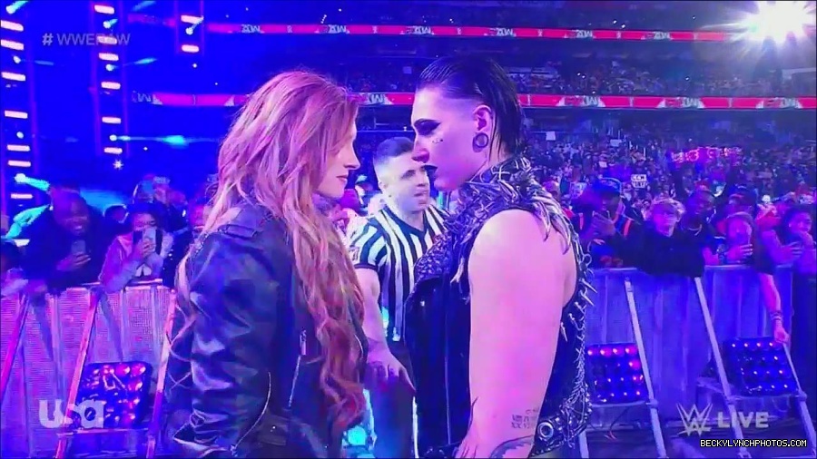 WWE_Monday_Night_Raw_2022_12_05_720p_HDTV_x264-NWCHD_mp4_002065058.jpg