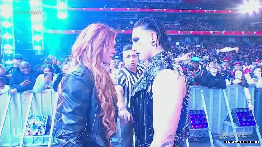 WWE_Monday_Night_Raw_2022_12_05_720p_HDTV_x264-NWCHD_mp4_002065459.jpg