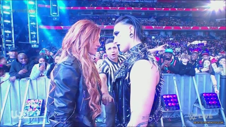 WWE_Monday_Night_Raw_2022_12_05_720p_HDTV_x264-NWCHD_mp4_002065859.jpg