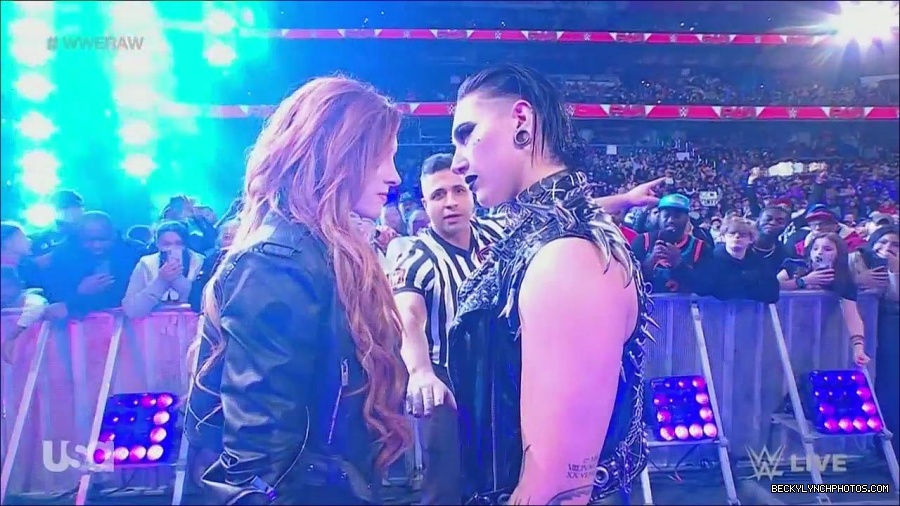 WWE_Monday_Night_Raw_2022_12_05_720p_HDTV_x264-NWCHD_mp4_002066259.jpg