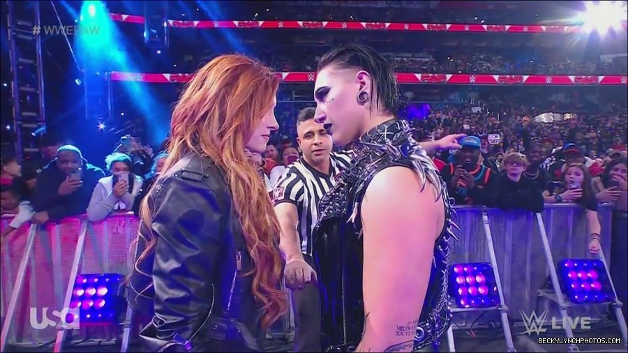 WWE_Monday_Night_Raw_2022_12_05_720p_HDTV_x264-NWCHD_mp4_002066660.jpg