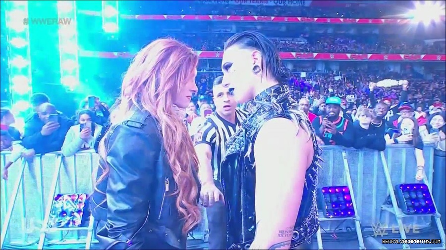 WWE_Monday_Night_Raw_2022_12_05_720p_HDTV_x264-NWCHD_mp4_002067060.jpg