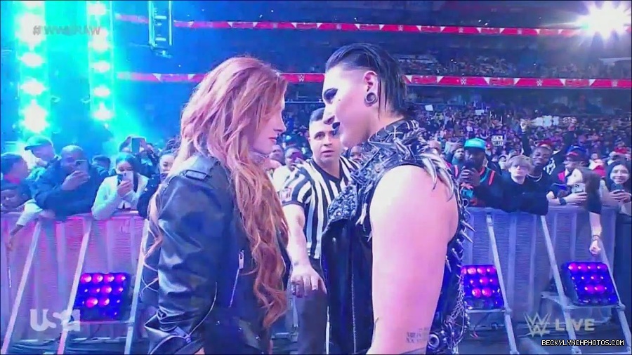 WWE_Monday_Night_Raw_2022_12_05_720p_HDTV_x264-NWCHD_mp4_002067861.jpg