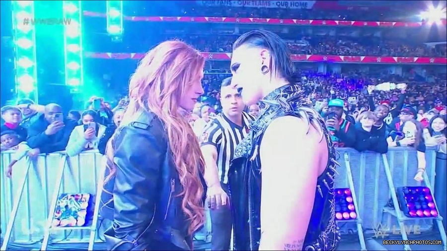 WWE_Monday_Night_Raw_2022_12_05_720p_HDTV_x264-NWCHD_mp4_002068261.jpg