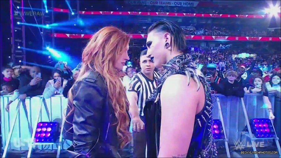 WWE_Monday_Night_Raw_2022_12_05_720p_HDTV_x264-NWCHD_mp4_002068662.jpg