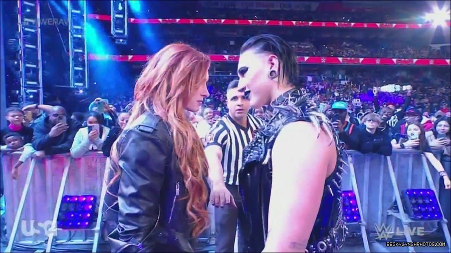 WWE_Monday_Night_Raw_2022_12_05_720p_HDTV_x264-NWCHD_mp4_002069062.jpg