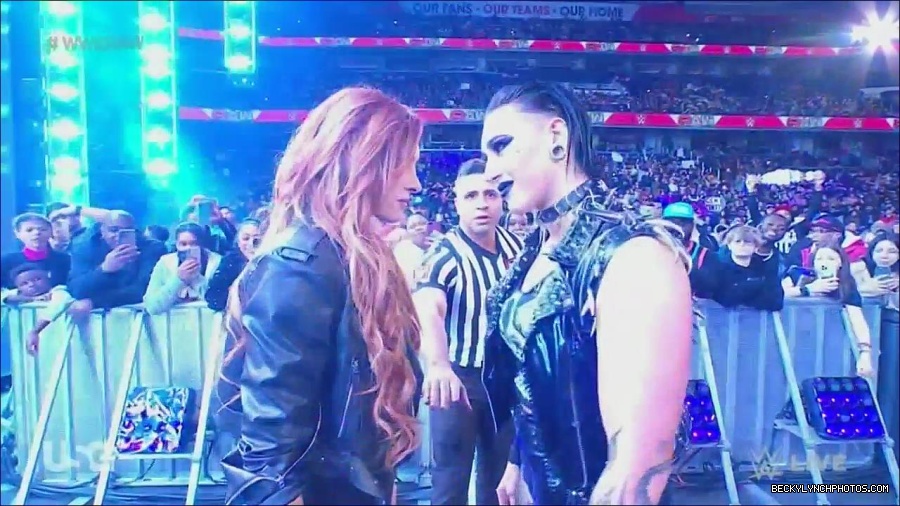 WWE_Monday_Night_Raw_2022_12_05_720p_HDTV_x264-NWCHD_mp4_002069463.jpg