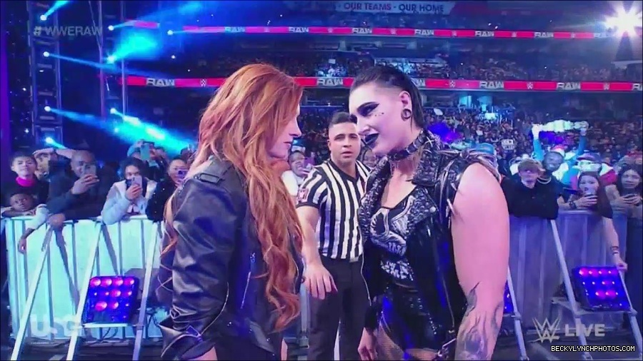 WWE_Monday_Night_Raw_2022_12_05_720p_HDTV_x264-NWCHD_mp4_002069863.jpg